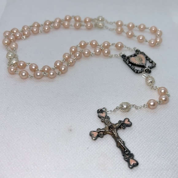 VINTAGE ROSARY WITH WARM PINK PEARL BEADS AND ENAMEL HEART ACCENTS - Picture 4 of 10
